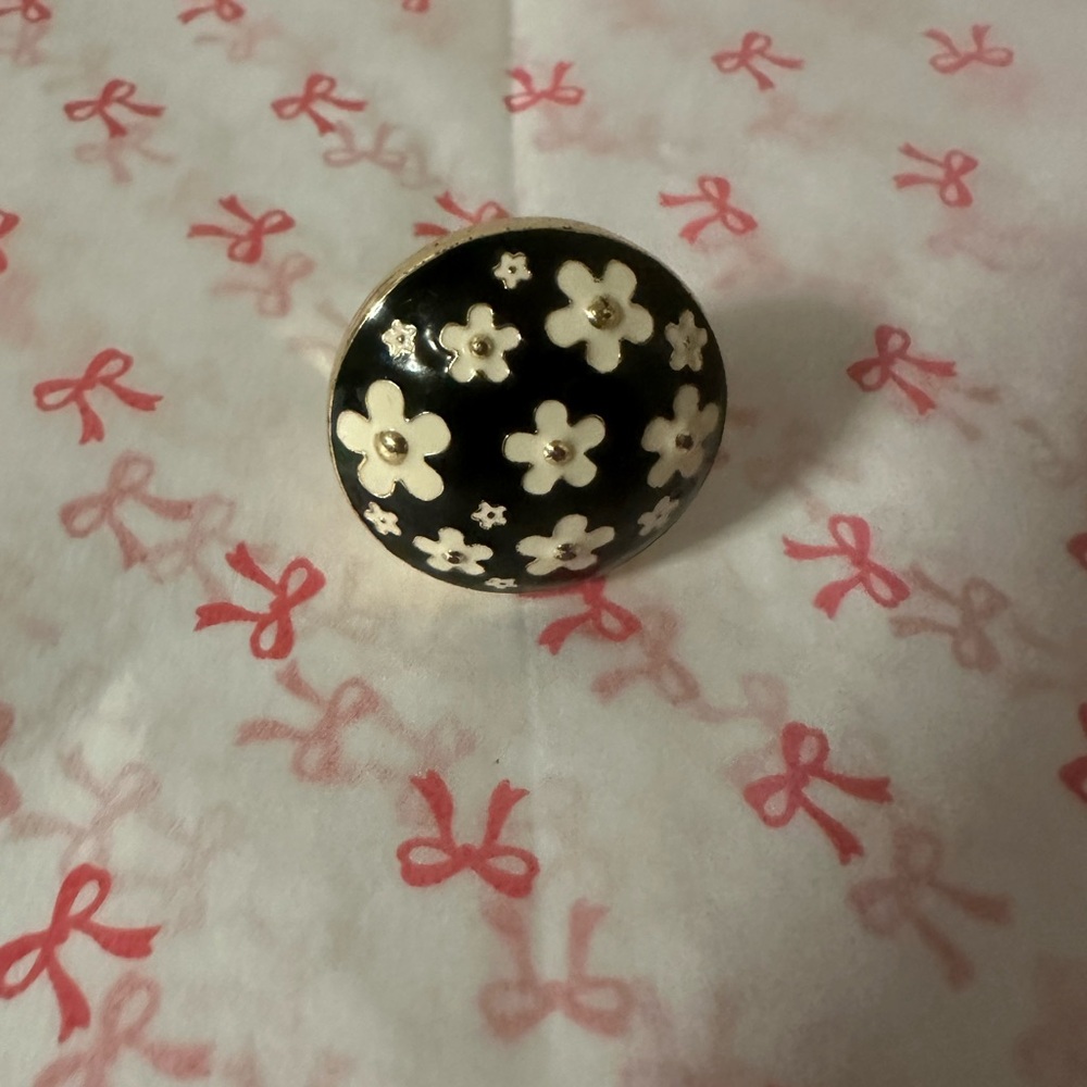 Mark Jacob Daisy, fragrance inside Floral Black and White Ring
